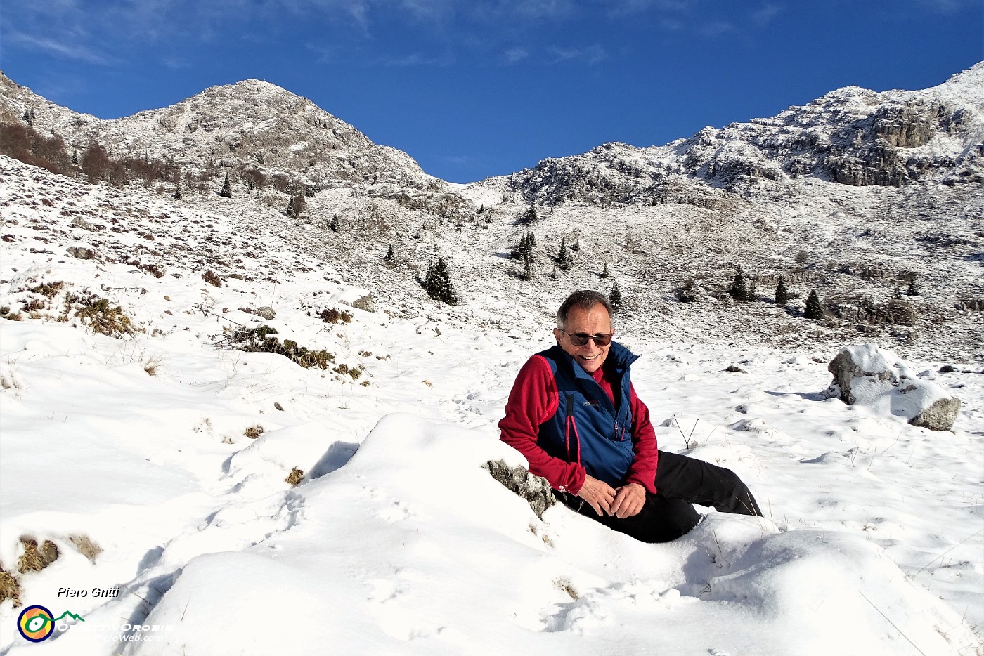 04 Salendo dalla Baita Sura (1468 m) al Passo 'La Forca')...pestando neve.JPG